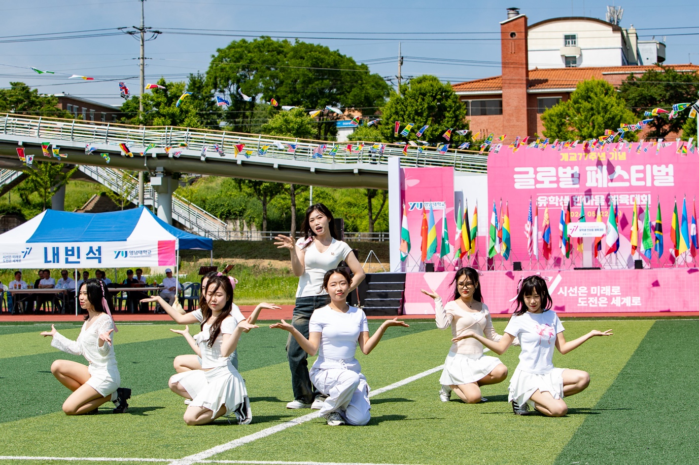 야외, 사람, 잔디, 운동장이(가) 표시된 사진

자동 생성된 설명