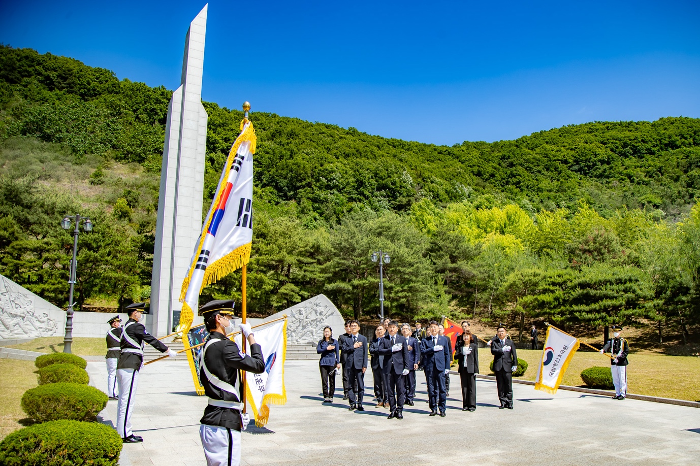 야외, 나무, 하늘, 식물이(가) 표시된 사진

자동 생성된 설명