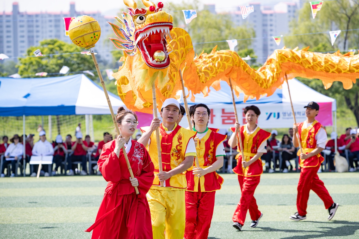 사람, 의류, 댄스, 야외이(가) 표시된 사진

자동 생성된 설명