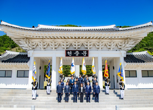 Yeungnam University Pays Tribute at Yeongcheon National Cemetery Ahead of Memorial Day 